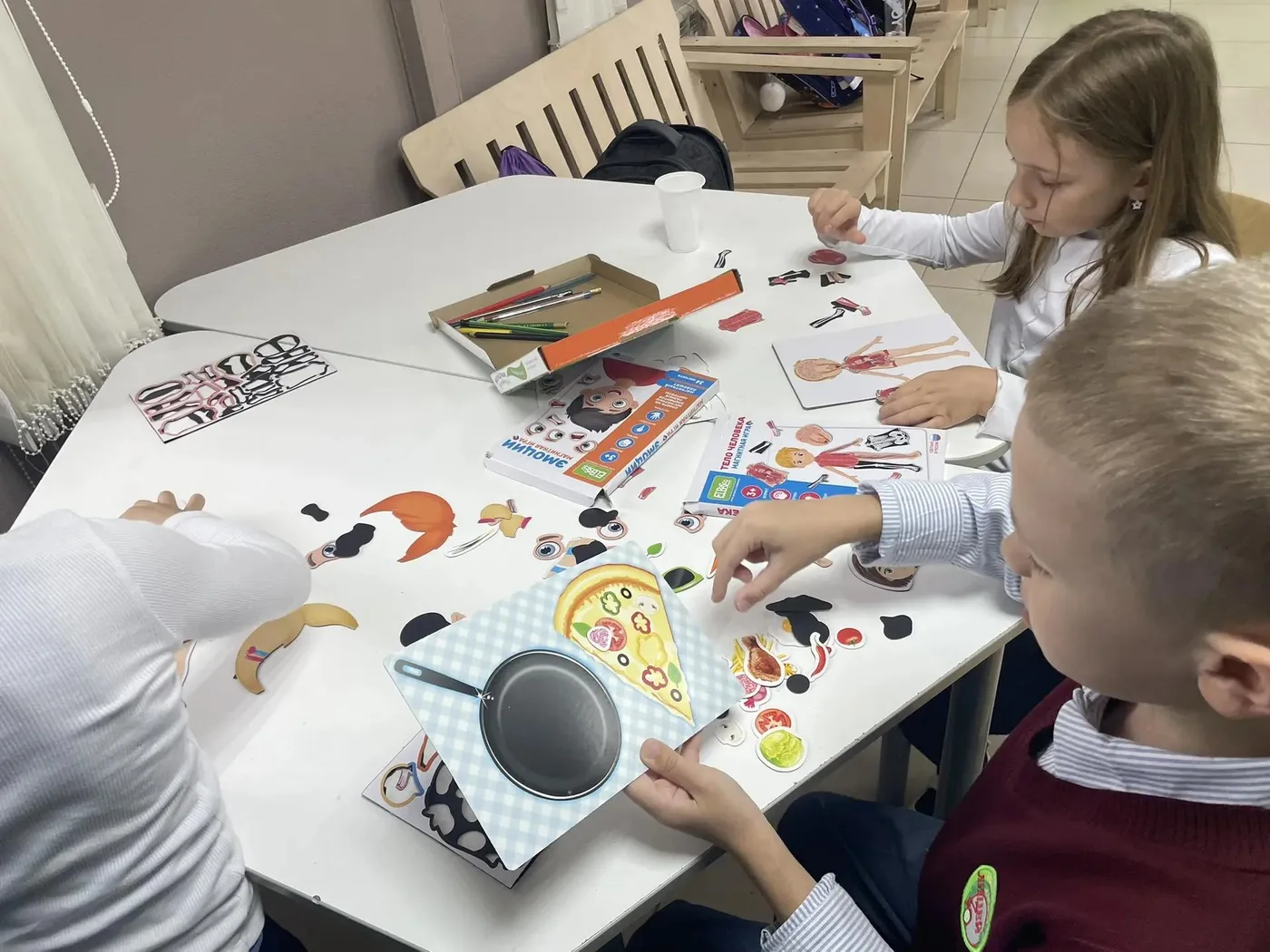 Ученицы играют в шахматы на кружке