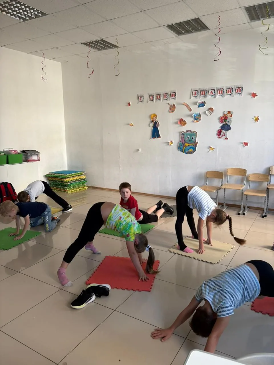 Дети занимаются в спортивном зале